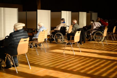 Im Ruhebereich warten die behandelten Bewohner des CIPA Gréngewald auf einen Pfleger, der sie zurück zum Altenheim begleitet