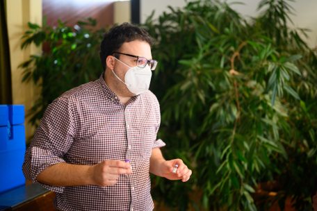 Dr. Enrico Randazzo mit zwei Ampullen des Biontech-Pfizer-Impfstoffes