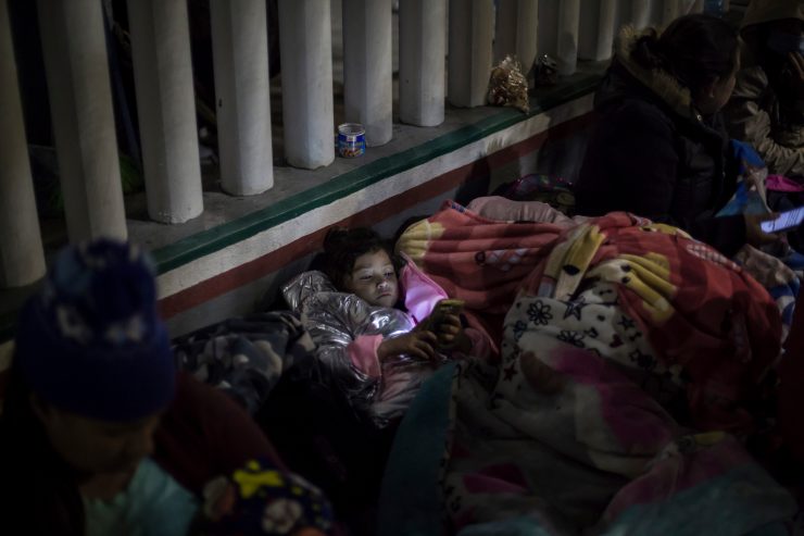 Regierung / Hoffen auf den amerikanischen Traum: USA lässt Migranten über Grenze