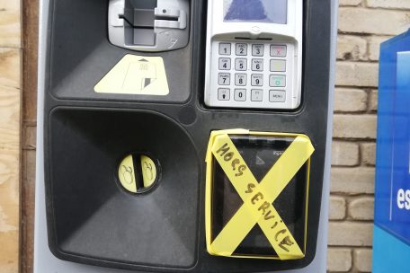 Der Parkschein-Automat vor dem 1535° hat den Betrieb eingestellt