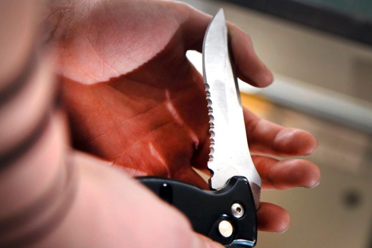 Luxemburg / Rangelei auf dem Kirchberg: 18-Jährige mit Messer verletzt