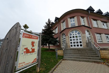 In der Albert-Wingert-Schule in Schifflingen gab es Infektionsketten und Cluster. Auch zwei weitere Schulen im Ort hatten hohe Infektionszahlen. Die sanitären Maßnahmen mussten an allen drei Schulen angepasst werden. Am Mittwoch können die Schüler wieder in die Schule.