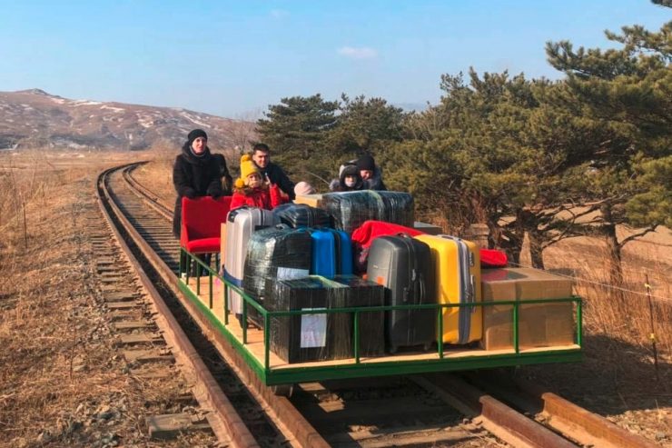 Diplomaten auf Draisine / Russen schieben Gepäck auf der Schiene über die Grenze aus Nordkorea