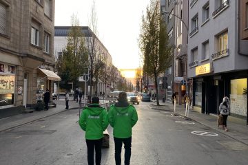 „A vos côtés“ / Diskutieren, vermitteln, helfen: Die grünen Helfer von der „Gare“