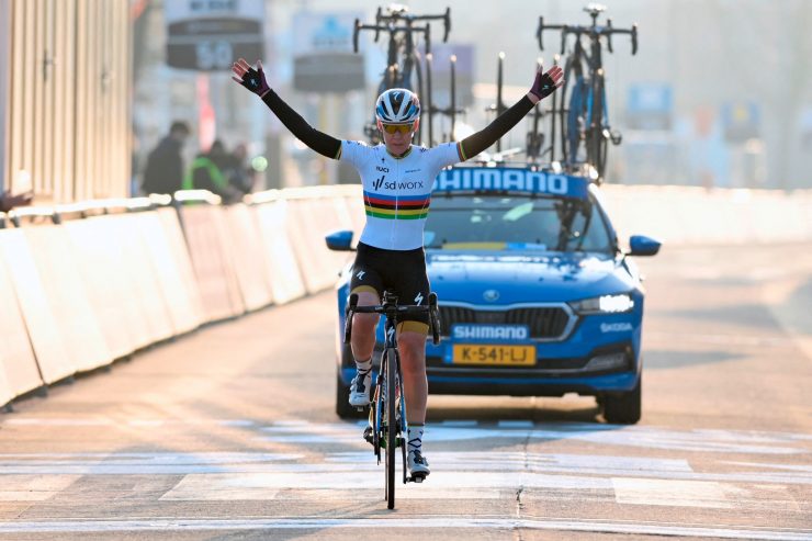 Omloop Het Nieuwsblad / Van der Breggen veredelt eine starke Teamleistung von SD Worx 