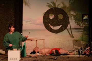 Theater / Zwischen Dosenfutter und Piña Colada: Moritz Schönecker inszeniert Ian De Toffolis „Staycation“