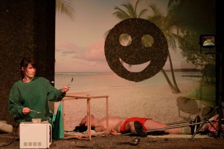 Theater / Zwischen Dosenfutter und Piña Colada: Moritz Schönecker inszeniert Ian De Toffolis „Staycation“