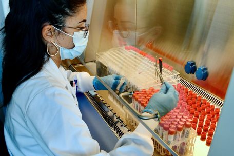 Sorgsam entnimmt die Mitarbeiterin den Corona-Test