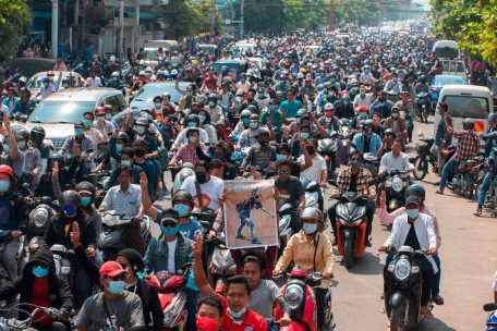 Menschen nehmen an der Trauerprozession für die Demonstrantin Kyal Sin in Mandalay am 4. März 2021 teil, einen Tag, nachdem ihr bei einer Demonstration gegen den Militärputsch in den Kopf geschossen wurde