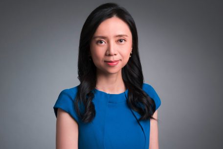 Sabrina Ren ist in Wuhan geboren und aufgewachsen. Sie arbeitet als Vermögensverwalterin bei JK Capital Management