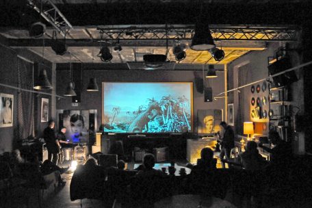 Alter Monsterfilm zu Livemusik im „Ancien Cinéma Café Club“