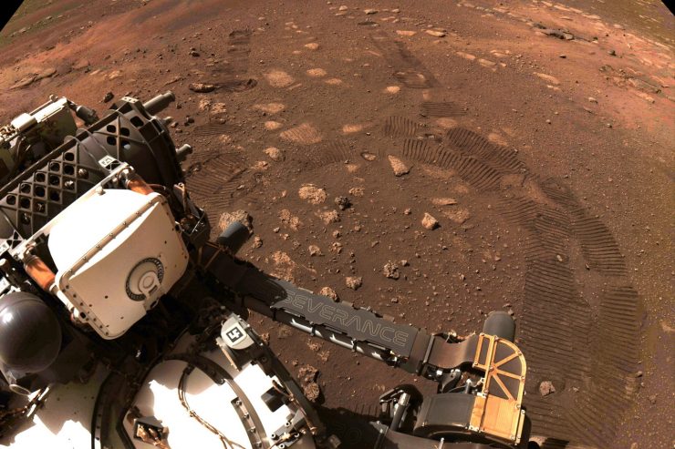 33 Minuten für 6,5 Meter / Mars-Rover fährt erstmals über Roten Planet