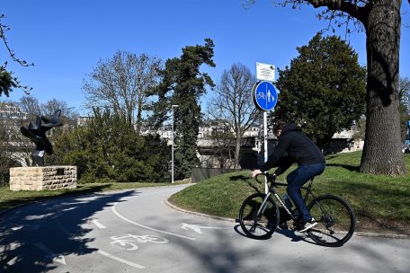 Mobilität / Der Freizeit-Knigge: Respektvoller Umgang zwischen Radler und Spaziergänger