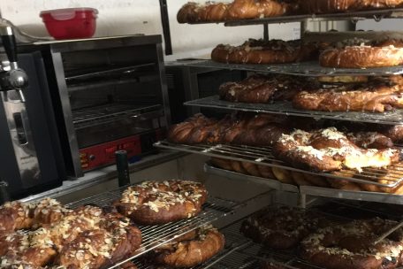 Brezeln, wohin das Auge schaut: In der Backstube von Bäckermeister Caude Feltz in Remich läuft die Produktion auf Hochtouren