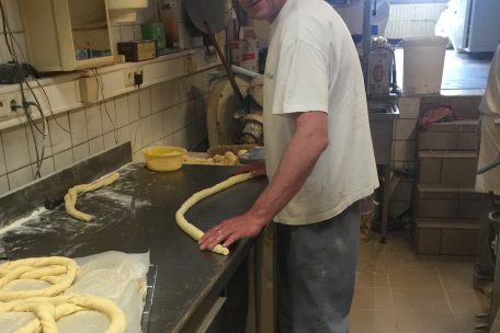 Bäckermeister Claude Feltz bei seiner Dauerbeschäftigung vor „Bratzelsonndeg“