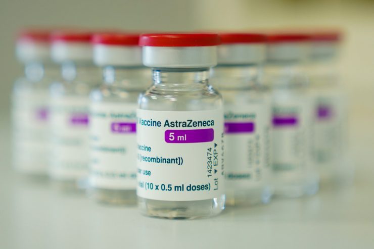 Pandemie / Nach Berichten von Todesfällen: Auch Luxemburg setzt Impfung mit AstraZeneca-Dosen aus