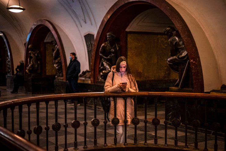 Kreml vs. Twitter / Wie die russische Internetaufsichtsbehörde das Netzwerk verlangsamt – und wie sie dabei scheitert