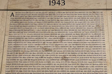 Der Name des wirklichen Shoah-Opfers Maurice Abramowicz steht auf der Mauer der Shoah-Opfer von 1943 in Paris (18. Zeile v. oben)