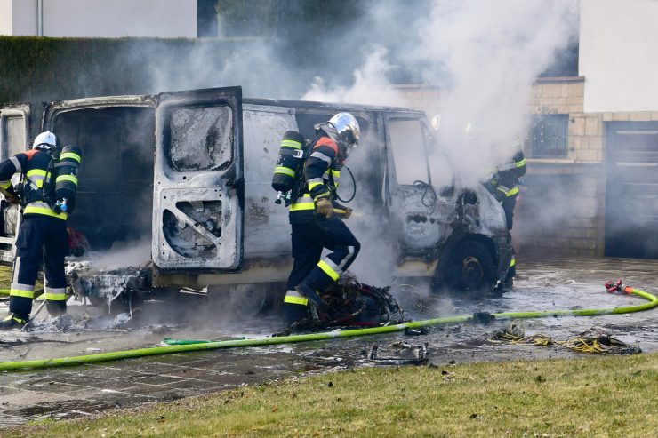 Steinbrücken / Feuerwehr löscht brennenden Lieferwagen 