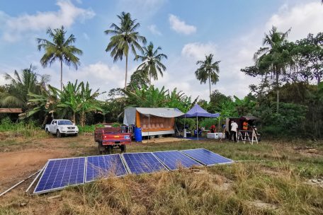 Eine Saftentnahme-Station von Koa mitten im Regenwald in Ghana: Die Solarzellen liefern Energie für die Technik im Anhänger, wo das Fruchtfleisch und Kakabohnen getrennt werden