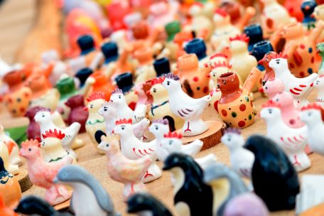 Die Éimaischen wird zum ersten Mal 1827 urkundlich erwähnt. So richtig populär aber wurde das Volksfest erst nach dem Zweiten Weltkrieg. Inzwischen haben manche Péckvillercher sogar richtigen Sammlerwert.