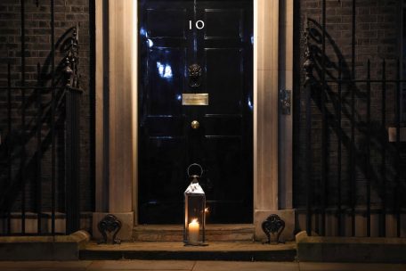Eine Kerze vor der Downing Street Nummer 10: Der Fall könnte zum Politikum werden