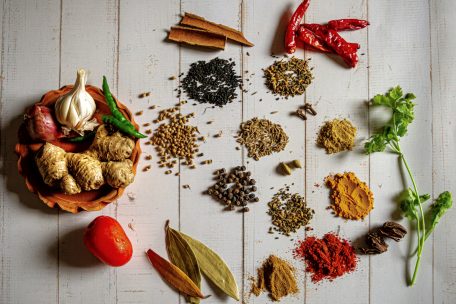 Die Stars der indischen Küche sind Gewürze wie Pfeffer, Kurkuma, Kardamom, Ingwer, Koriander oder auch Chili 