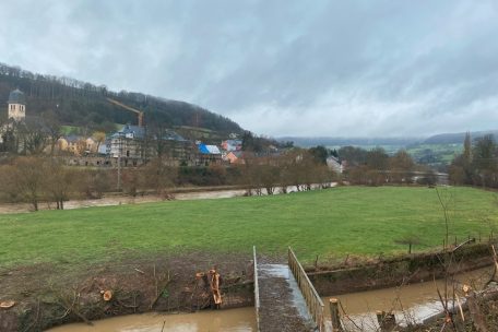 Moestroff depuis l’emplacement du moulin du général Clément--Thomas, au premier plan le canal qui l’irriguait et à l’arrière-plan le village et son château en cours de rénovation