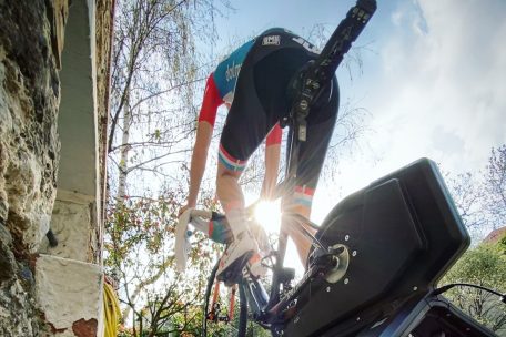 Christine Majerus spult im eigenen Garten Trainingskilometer auf dem Hometrainer ab