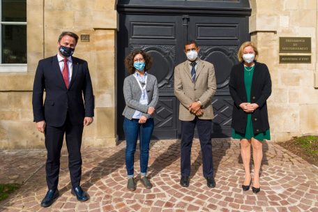 Krankenschwester Monica Valente (2.v.l.) und Dr. Samuel Luyasu (2.v.r.) werden von Premier Xavier Bettel (DP) und Gesundheitsministerin Paulette Lenert (LSAP) empfangen