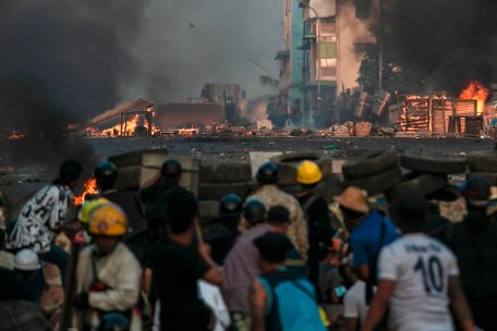 Kampf in den Straßen: Apokalyptische Szenen in Yangon