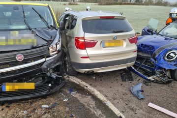 Stegen / Zwei Personen verletzt bei dreifacher Kollision