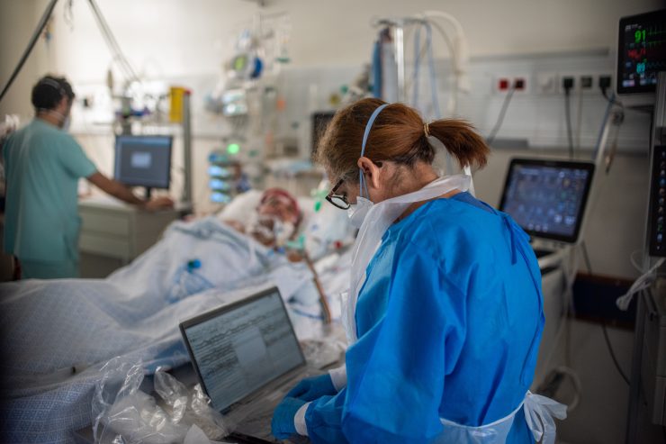 Ein Jahr Pandemie / Gemeinsam in die Schlacht: Krankenschwester Valente berichtet von Hilfsmission in Portugal
