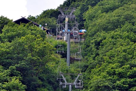 Unfall / Vianden: Arbeiter fällt samt Liftsessel auf Terrasse eines Hauses und verletzt sich