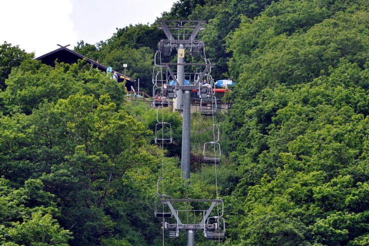 Unfall / Vianden: Arbeiter fällt samt Liftsessel auf Terrasse eines Hauses und verletzt sich