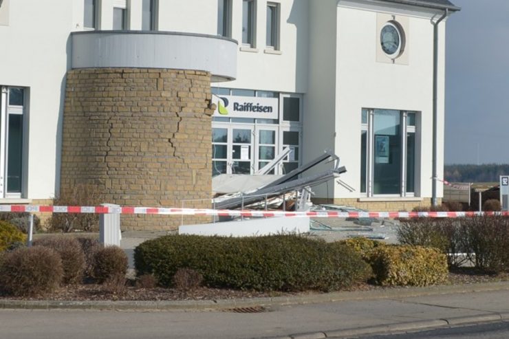 Kriminalität / Explosion am frühen Morgen: Unbekannte sprengen Geldautomaten in Wintger