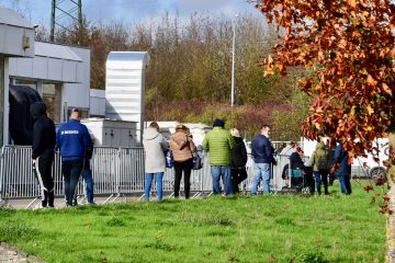 Esch / Mann spuckt und hustet Polizisten in Covid-Testzentrum an
