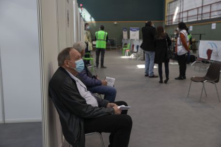 Fred nimmt die Impfung gelassen. Ihm geht es vor allem um den Schutz seiner kranken Ehefrau.