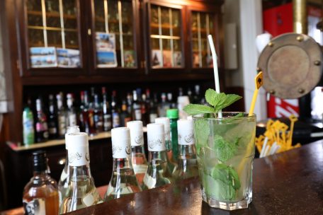 Getränke dürfen vorerst nicht im Innern der „Brasserie de l’Arrêt“ serviert werden