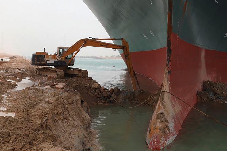 Blockade des Suezkanals / Wenn die Weltwirtschaft plötzlich auf eine Flut hofft und was Kapitänen den Nerv raubt  