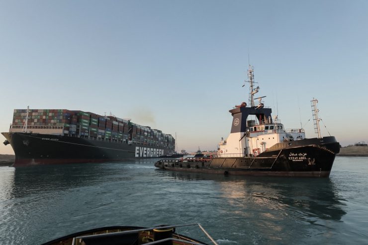 Containerschiff / Suezkanal nach vollständiger Bergung der „Ever Given“ wieder frei befahrbar
