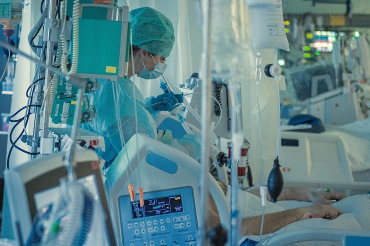 Gesundheitsministerium / Corona-Krise erhöht Bedarf an Arbeitskräften – Müdigkeit des Personals in Krankenhäusern „zu spüren“