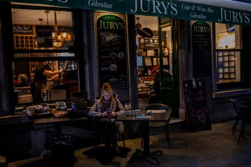 Herdenimmunität am Affenfelsen / Gibraltar wird Europas Versuchslabor – Pubs öffnen, Maskenpflicht entfällt