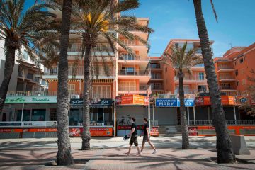 Masken nun auch an Strand und Pool / Auf Mallorca sind die ersten Oster-Touristen mit Corona infiziert