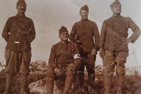 Die Brüder Lecharlier, zusammen mit einem nicht identifizierten Kameraden. Léon steht links, Mathias sitzt und Jean steht rechts.