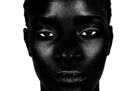 Dans la série des Femmes noires de Valérie Belin, les visages se font sculptures