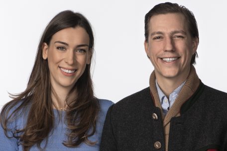 Prinz Louis und Scarlett-Lauren Sirgue werden zu ihrer Verlobung fotografiert<br />