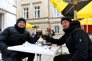 Es ist angezapft / Trotz Wind und Wetter – Luxemburg zieht’s wieder auf die Terrassen