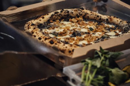 Der Pizzakarton der „Cloud Factory“ soll laut Gründer für eine frischere Pizza sorgen