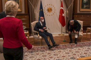 „SofaGate“ / Ärger wegen eines fehlenden Sessels